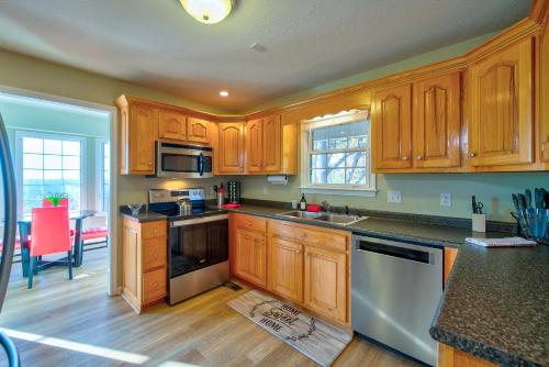 Η κουζίνα ή μικρή κουζίνα στο Retreat to Ellijay with stunning sunset views
