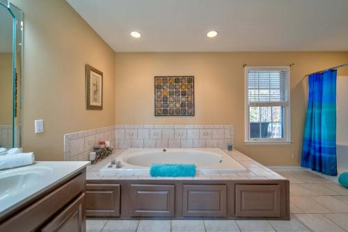 Ένα μπάνιο στο Retreat to Ellijay with stunning sunset views