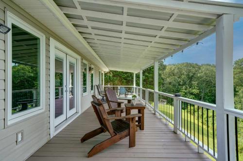 Μπαλκόνι ή βεράντα στο Retreat to Ellijay with stunning sunset views
