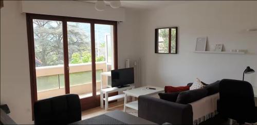 Cozy 2-Room Apartment, 10 min Walk to Tram for Geneva