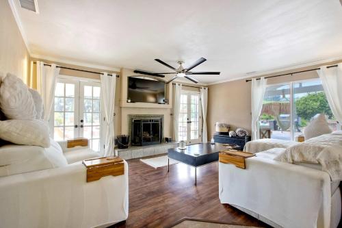 Una sala de estar con dos sofás blancos y una chimenea. en O-side Oasis - Luxury Stay for 7, en Oceanside