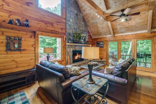 Χώρος καθιστικού στο Minutes from downtown Blue Ridge Hot Tub & Game Room