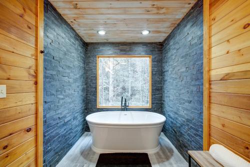 Ένα μπάνιο στο Minutes from downtown Blue Ridge Hot Tub & Game Room