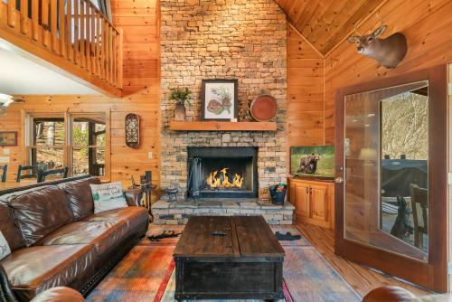 Posezení v ubytování New Riverfront Retreat - Sleeps 12 Ellijay