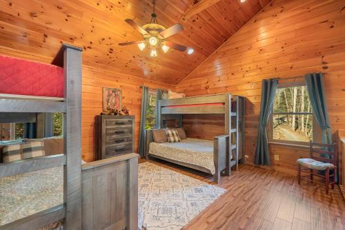 Postel nebo postele na pokoji v ubytování New Riverfront Retreat - Sleeps 12 Ellijay