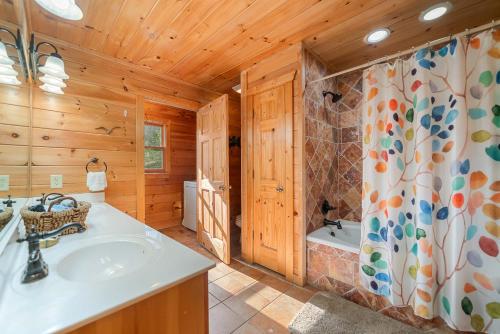 Koupelna v ubytování New Riverfront Retreat - Sleeps 12 Ellijay