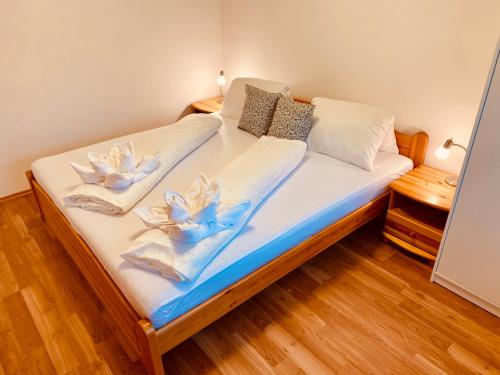 Katil atau katil-katil dalam bilik di Rose Lakeside Apartman