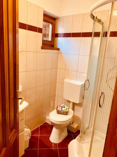 Bilik mandi di Rose Lakeside Apartman