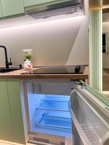 ein leerer Kühlschrank mit offener Tür in einer Küche in der Unterkunft Murphy Studio Near Everything in Tirana