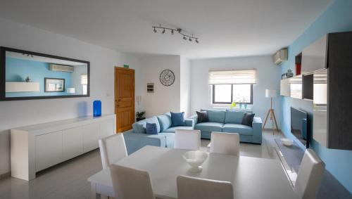 Ruang duduk di Bellavista Bayview 3 Bedroom Apartment
