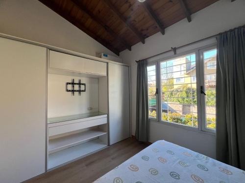 En eller flere senge i et værelse på Depto Valeria del Mar 3 Ambientes