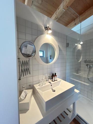a bathroom with a sink and a mirror at Cottage Gols in Gols