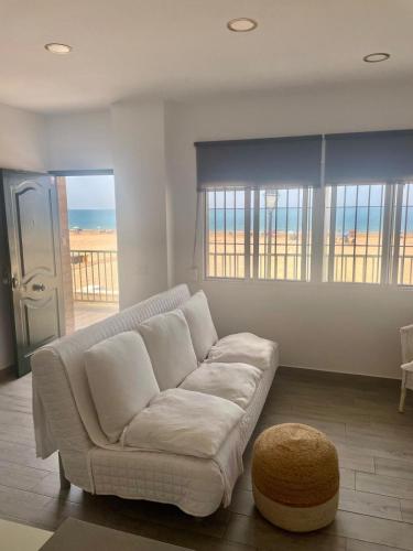 a living room with a white couch and a table at Córdoba 8 by 7Escalones in Rota