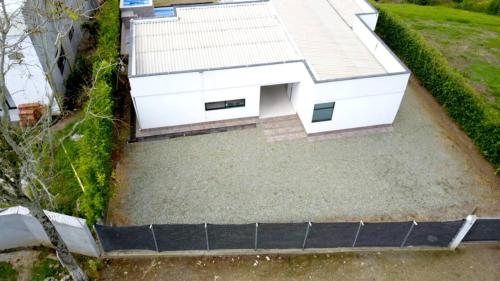 an aerial view of a white house with a driveway at Nueva Finca, Piscina, Jacuzzi Y Fire Pit in Alcalá