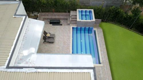 an overhead view of a swimming pool in a backyard at Nueva Finca, Piscina, Jacuzzi Y Fire Pit in Alcalá