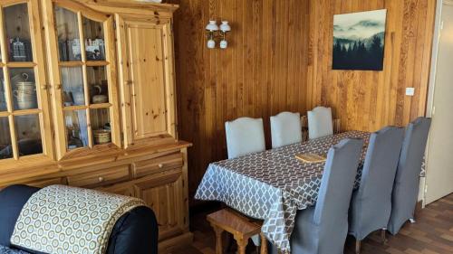 a dining room with a table and some chairs at Résidence Horizon E - deux pièces 5 pers plein SUD Horizon 1800 MAE-6211 in Orcières