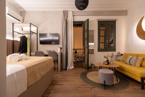 Giường trong phòng chung tại La Luna Luxury Stay