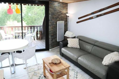 un salon avec un canapé et une table dans l'établissement Résidence La Mazeliere - 16 MAZELIERE LES ORRES 1650 MAE-4934, aux Orres