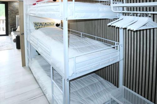 quelques lits superposés dans une chambre dans l'établissement Résidence La Mazeliere - 16 MAZELIERE LES ORRES 1650 MAE-4934, aux Orres