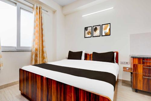 a bedroom with a large bed in a room at Super Hotel O Sadar Bazar Gurgaon in Gurgaon