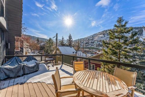 Nespecifikovaný výhled na hory nebo výhled na hory při pohledu z chaty