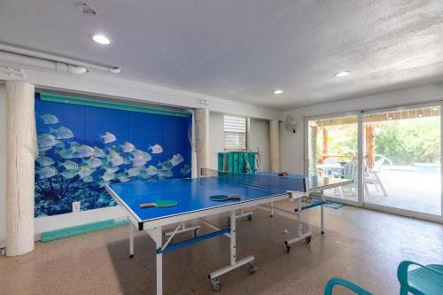 阿兰瑟斯港The Shell House - Private Pool Pet Friendly的带大窗户的客房内的乒乓球桌