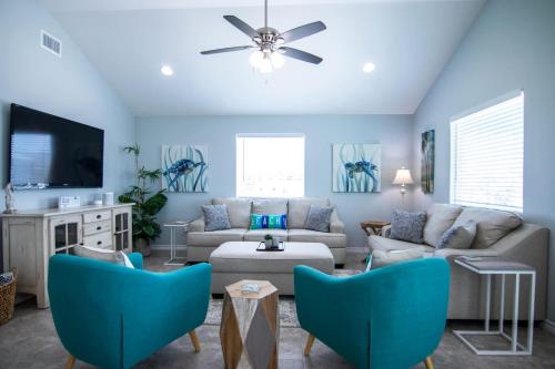 TV a/nebo společenská místnost v ubytování Off da Hook Private Heated Pool - Pet Friendly