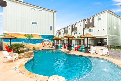 a swimming pool in front of a building at Modern Comfort 3 Bedroom Pets in Port Aransas