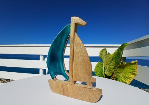 a wooden arrow figurine sitting on top of a table at B&B Il Gabbiano in Cittadella del Capo