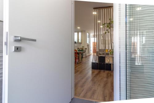 a door leading to a kitchen and a living room at Casa Terenzio in Rieti