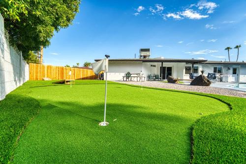 un putting green con una pelota de golf. en 3BR Sleeps 8 Pool Putting Green BQQ Large Island, en Scottsdale