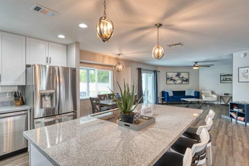 Una cocina o zona de cocina en 3BR Sleeps 8 Pool Putting Green BQQ Large Island
