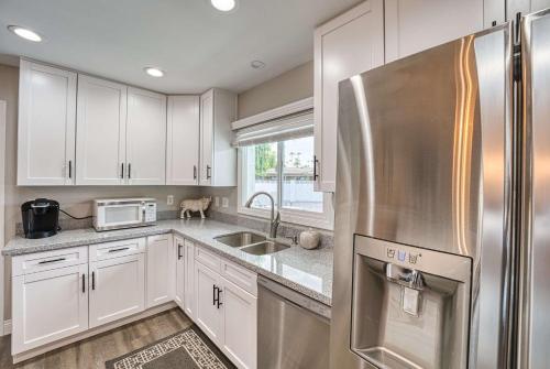 Una cocina o zona de cocina en 3BR Sleeps 8 Pool Putting Green BQQ Large Island