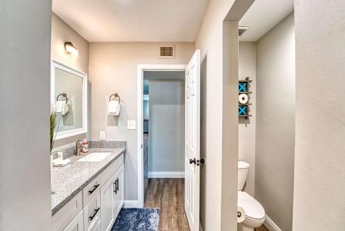 Un baño de 3BR Sleeps 8 Pool Putting Green BQQ Large Island