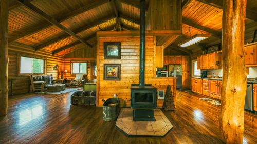 Μια τηλεόραση ή/και κέντρο ψυχαγωγίας στο Larch Lodge - Secluded Cabin