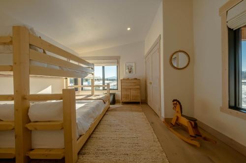 Ένα ή περισσότερα κρεβάτια σε δωμάτιο στο Wilderness Club Nest - Modern Cabin Retreat for 9 with Hot Tub