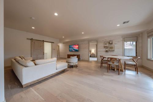 Χώρος καθιστικού στο Wilderness Club Haven for 12