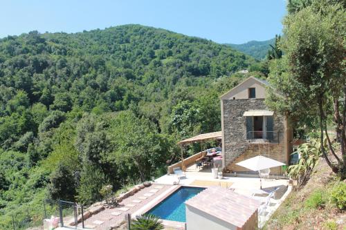 een villa met zwembad in de bergen bij La Casuccia in Venzolasca
