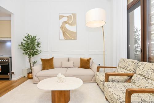 迪拜GV Holiday Homes DXB - Cozy 2BR Apartment in Town Square Dubai的客厅里有一张沙发和一张桌子。