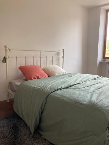 Ένα ή περισσότερα κρεβάτια σε δωμάτιο στο Cosy home with a great yoga studio