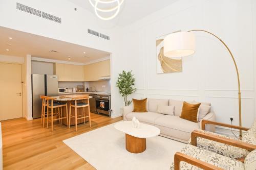 迪拜GV Holiday Homes DXB - Cozy 2BR Apartment in Town Square Dubai的客厅里有一张沙发和一张桌子。