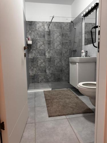 ein Badezimmer mit Toilette und Waschbecken in der Unterkunft Twin Waves in Costinești