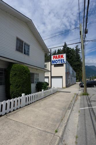 a park motel sign in front of a building at Park Motel in Hope