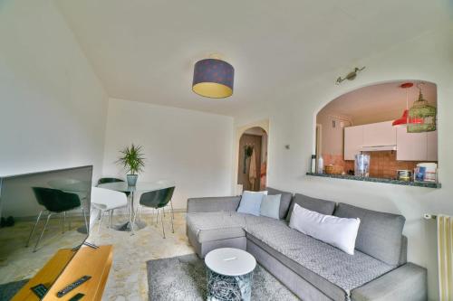 un salon avec un canapé et une table dans l'établissement Charmant 47 m au calme, à Nice