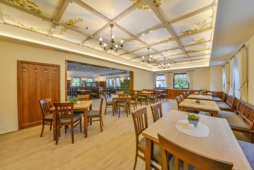 - un restaurant avec des tables et des chaises dans une salle dans l'établissement Hotel Gasthof Hainzinger, à Einsbach