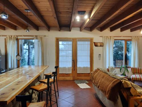 โทรทัศน์และ/หรือระบบความบันเทิงของ Casa Cabaña de Alquiler Turístico para Vacacionar con Familia o Amigos en San Martin de los Andes Capacidad 6 Personas