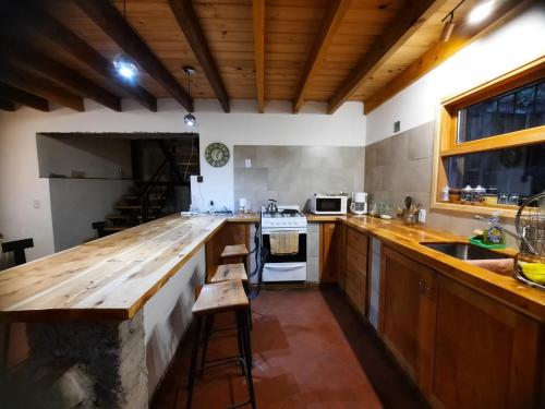 ครัวหรือมุมครัวของ Casa Cabaña de Alquiler Turístico para Vacacionar con Familia o Amigos en San Martin de los Andes Capacidad 6 Personas