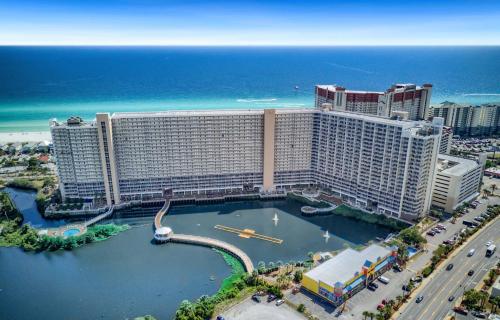 Una vista aérea de un hotel y el océano. en Whitesands Retreat - Incredible Resort Home, en Panama City Beach