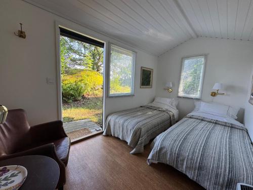 オーケシュバーリアにあるBeach house Nyborg - By Stockholm archipelagoの窓のある部屋にベッドが2つある