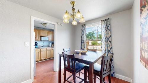Η κουζίνα ή μικρή κουζίνα στο Cool Stay Near Rapids Stadium Ideal for Sports Fans